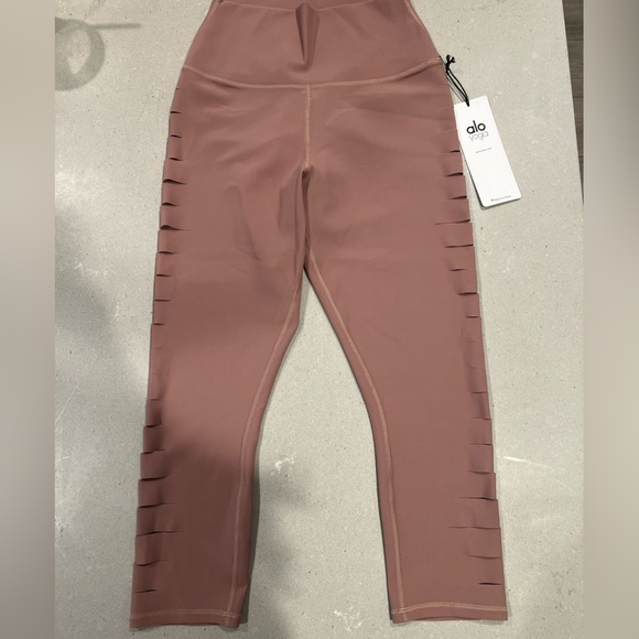 Alo Leggings - Picture 4 of 7